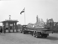836298 Afbeelding van het transport van het model van een spoorbrug naar de miniatuurstad Madurodam te Den Haag.
